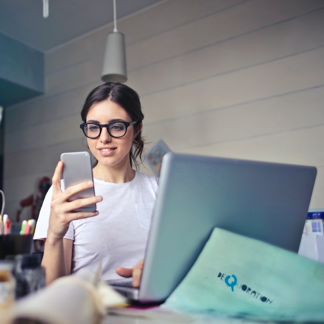 girl wearing computer glasses 640